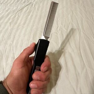 Black and Silver Hair Razor Comb